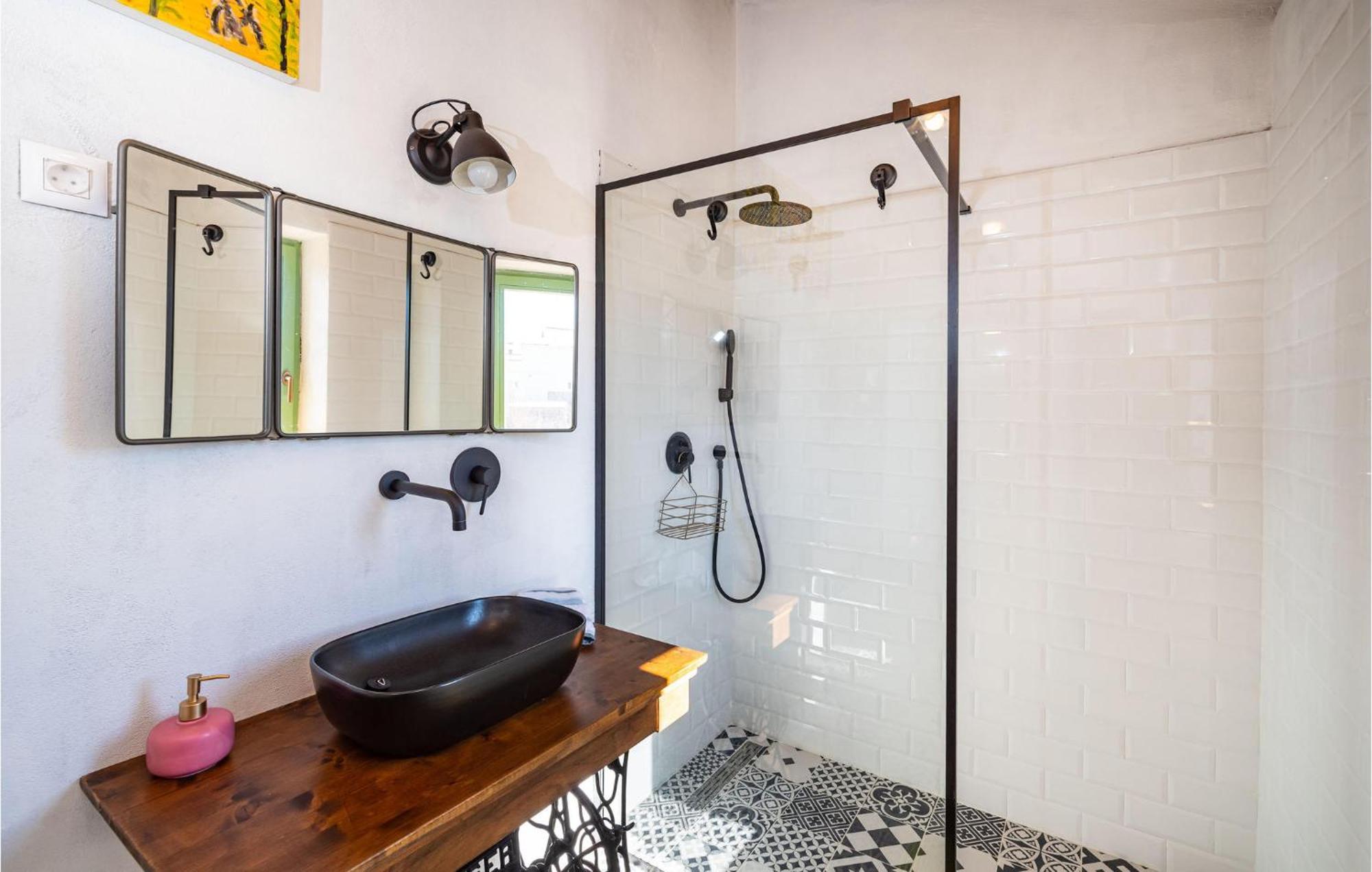 1 Bedroom Beautiful In Počitniška hiša