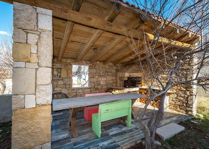 1 Bedroom Beautiful Home In Razanac
