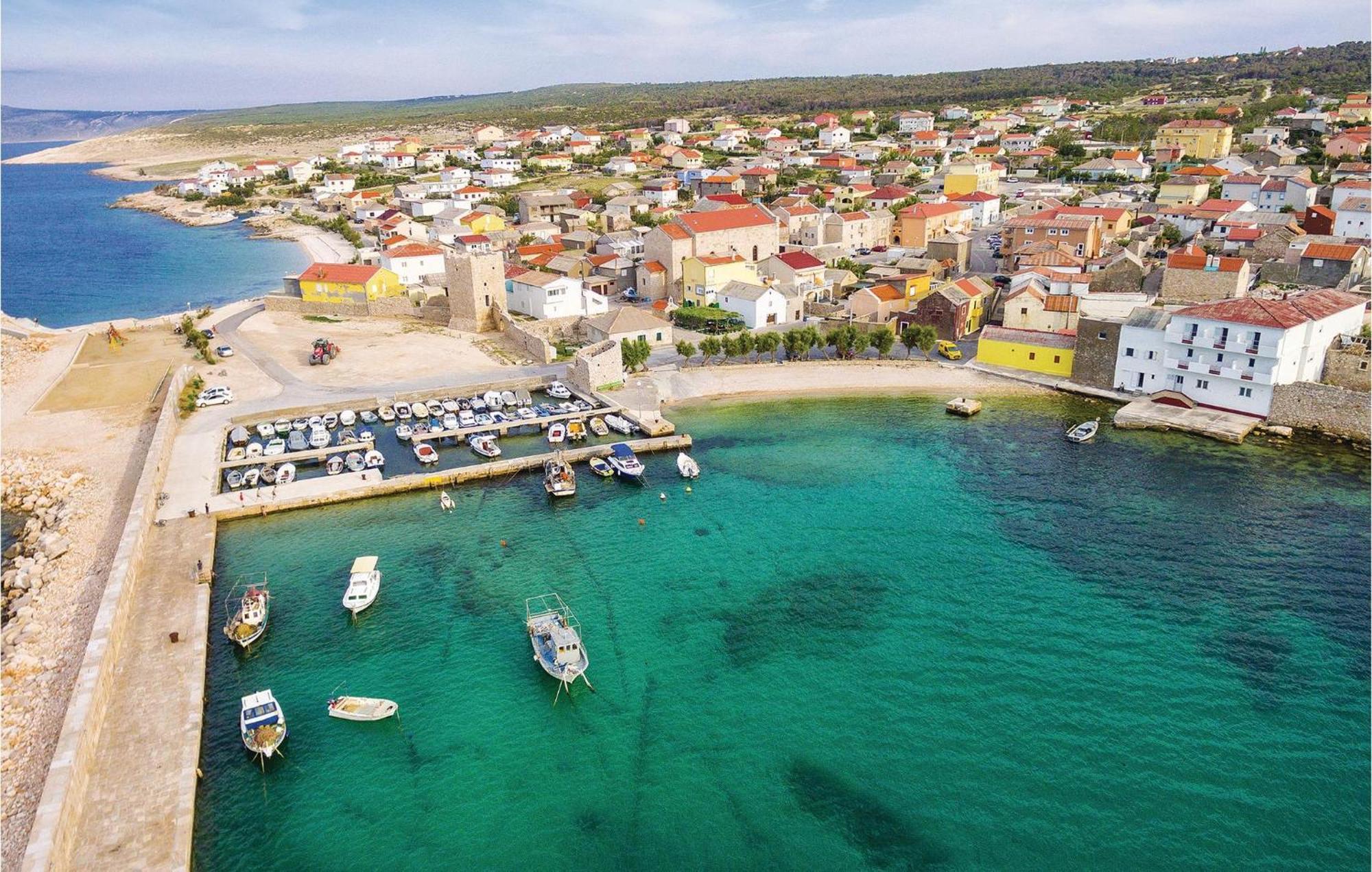 1 Bedroom Beautiful In Holiday home *